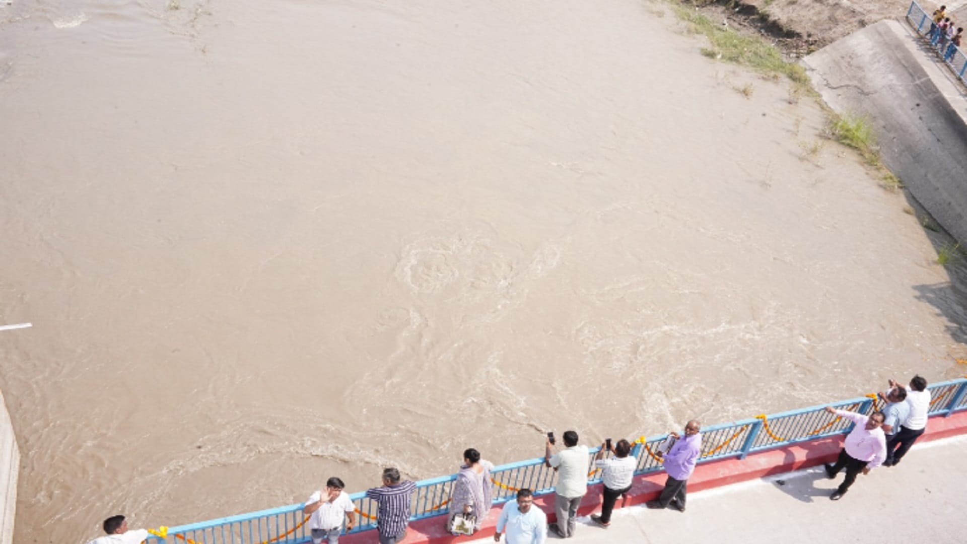 Madhya ganga canal is starting by Irrigation Department officers at today in Bijnor after 14 years