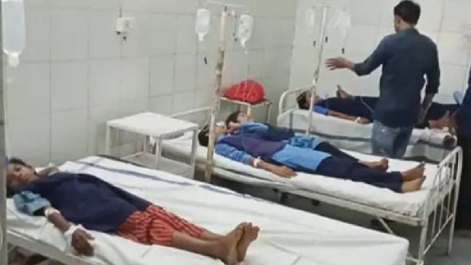Balaghat: Food poisoning to 50 children, hospitalized after eating contaminated food