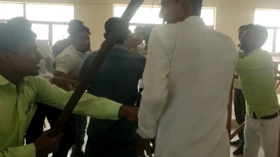 Lawyers and farmers clashes in front of SDM in Ghiror Tehsil of Mainpuri