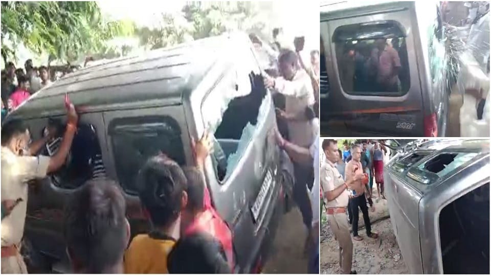Mob lynching in Kasganj on suspicion of child theft Four technicians thrashed by a mob overturned car