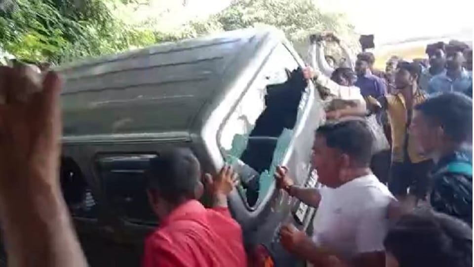 Mob lynching in Kasganj on suspicion of child theft Four technicians thrashed by a mob overturned car