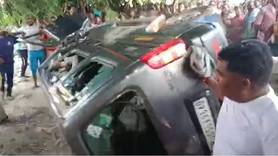 Mob lynching in Kasganj on suspicion of child theft Four technicians thrashed by a mob overturned car