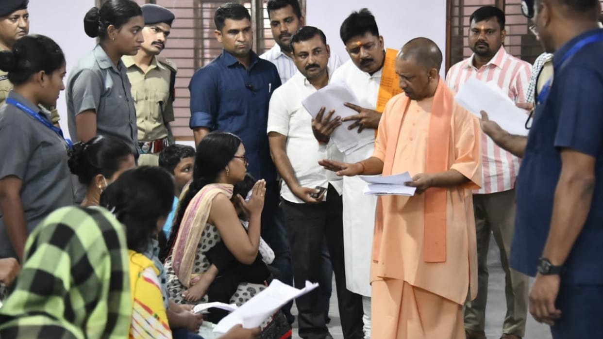 cm yogi listen problem in gorakhnath janta darbar Gorakhpur