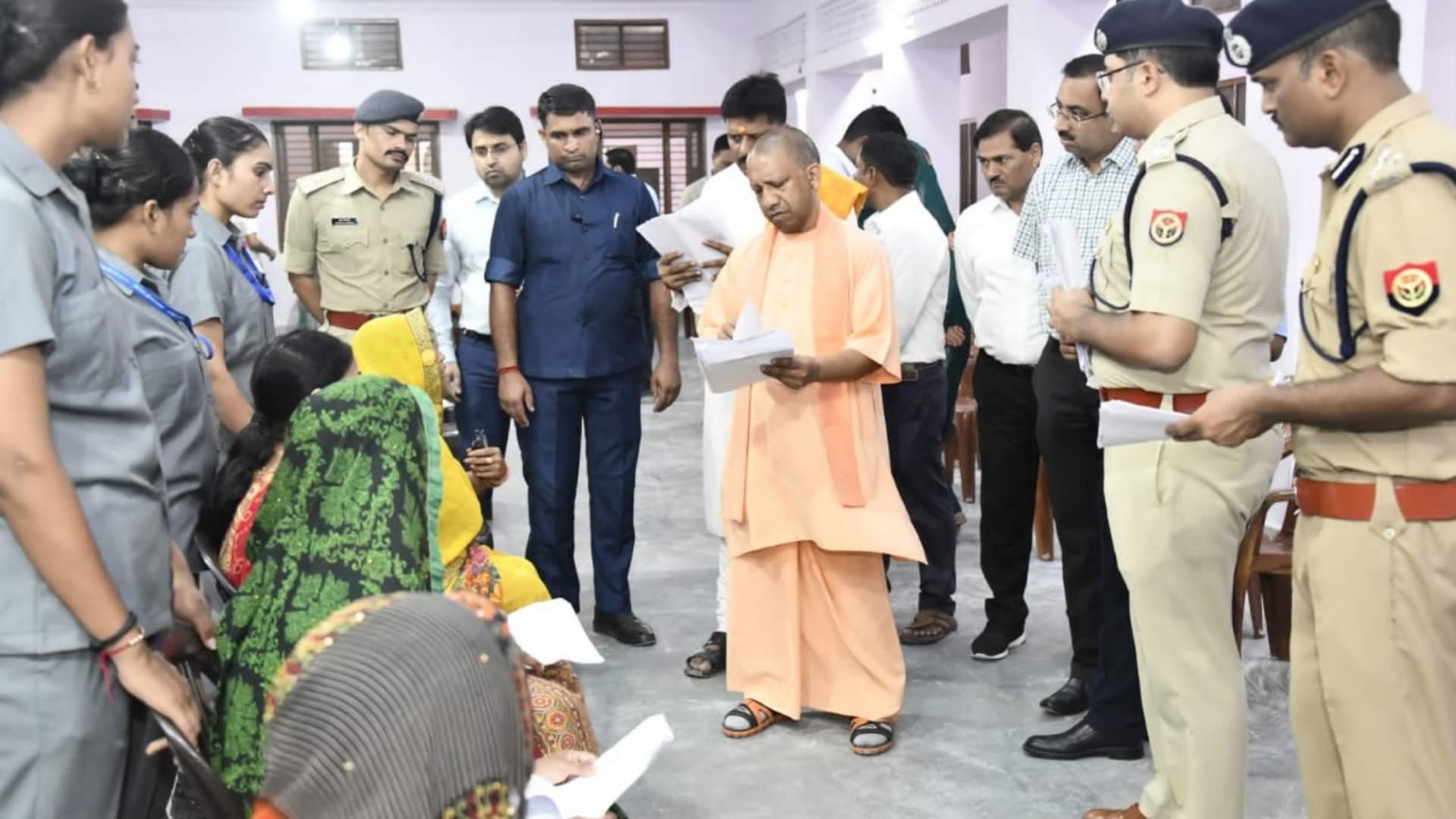 गोरखपुर जनता दरबार में फरियाद सुनते सीएम योगी।