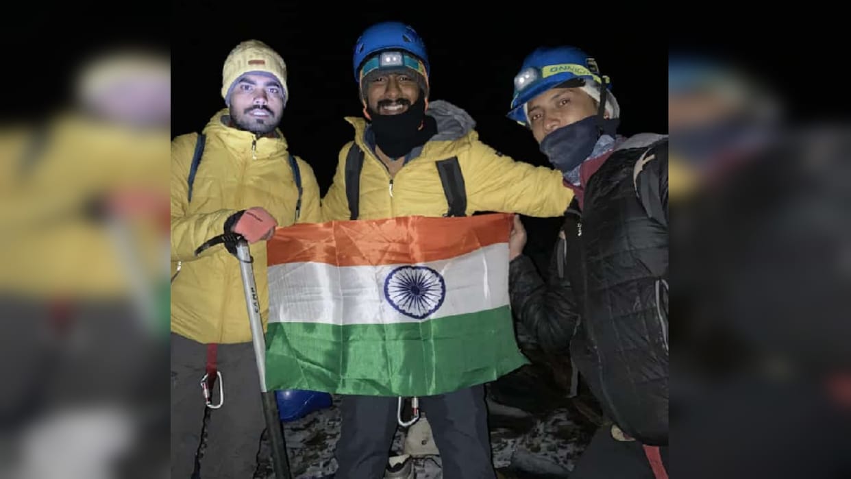 Mountaineer Nitish singh returned from 16900 feet due to heavy snowfall and injured guide