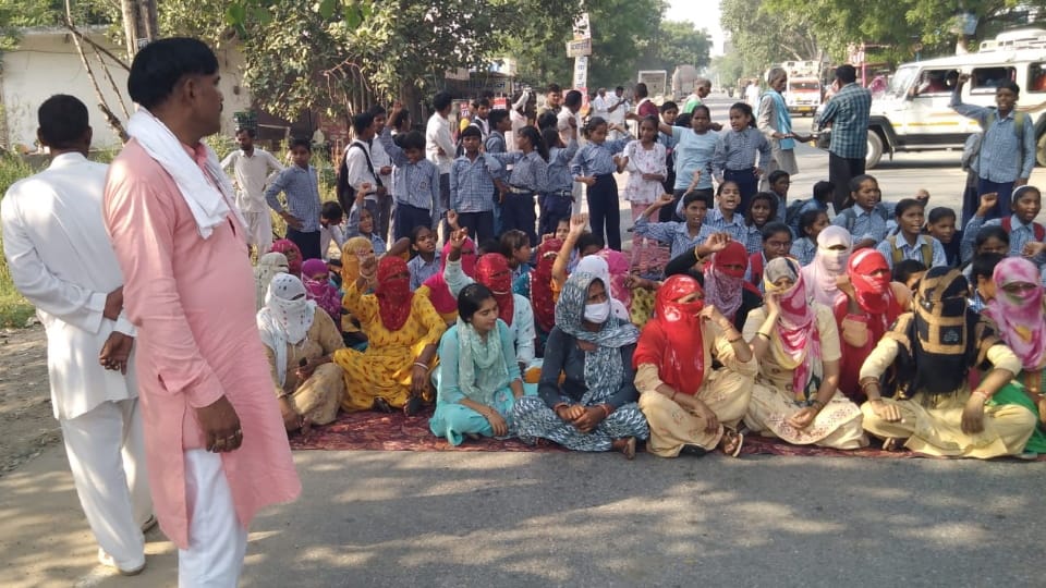 Students and parents protest against shortage of teachers in Kosli of Rewari