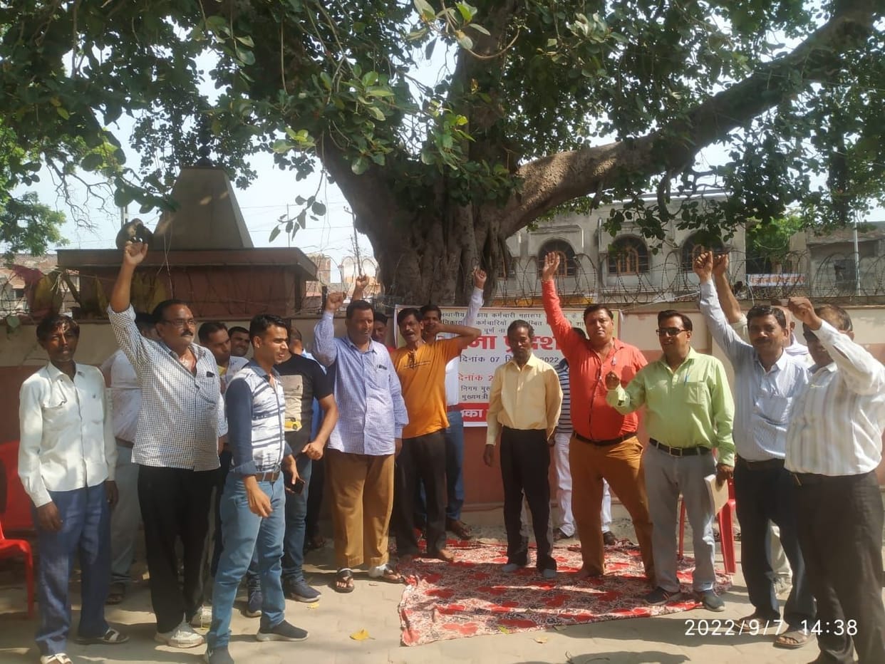 Hathras: Municipality employees protested over demands