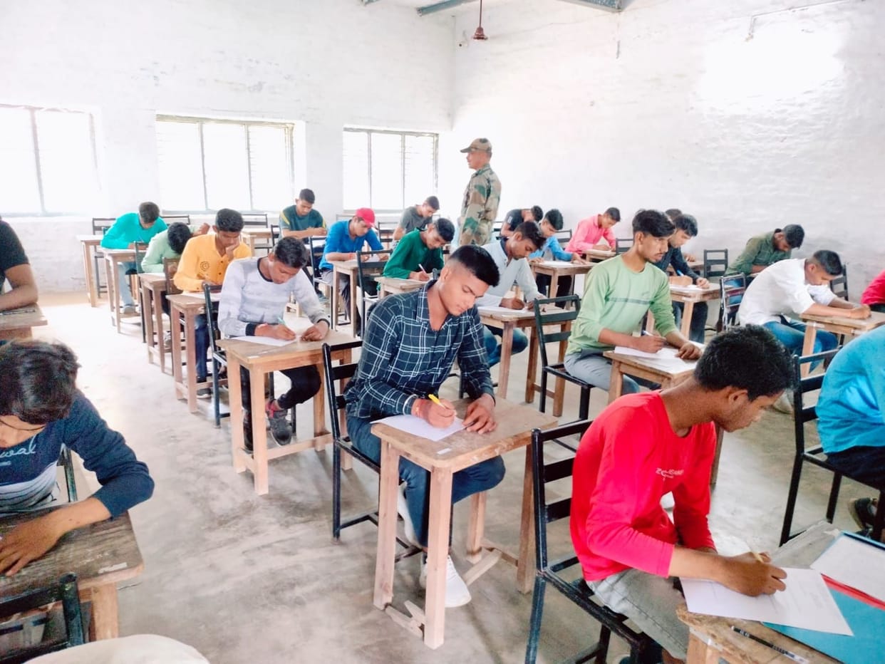Hathras: Students gave examination for admission in NCC