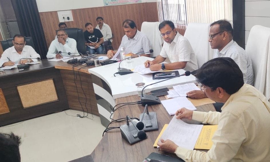 Hathras: Money sought from the government to replace the dilapidated wires, pillars