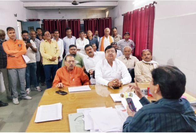 Hathras: MLA met the Superintending Engineer regarding the problem of power cut