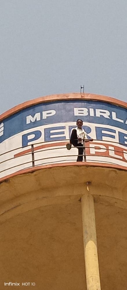 Hathras: The young man climbed on the tank, took it down after an hour after giving assurance