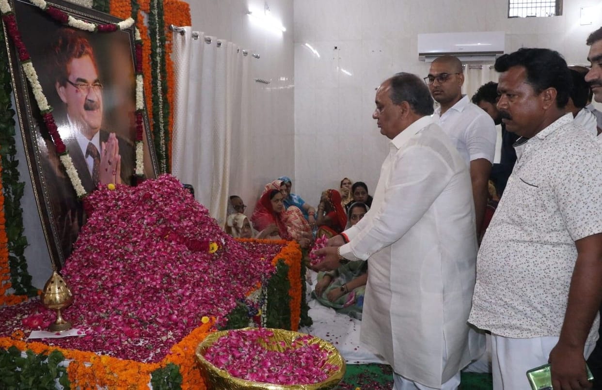 Hathras: There was an influx of mourners at the residence of the former minister