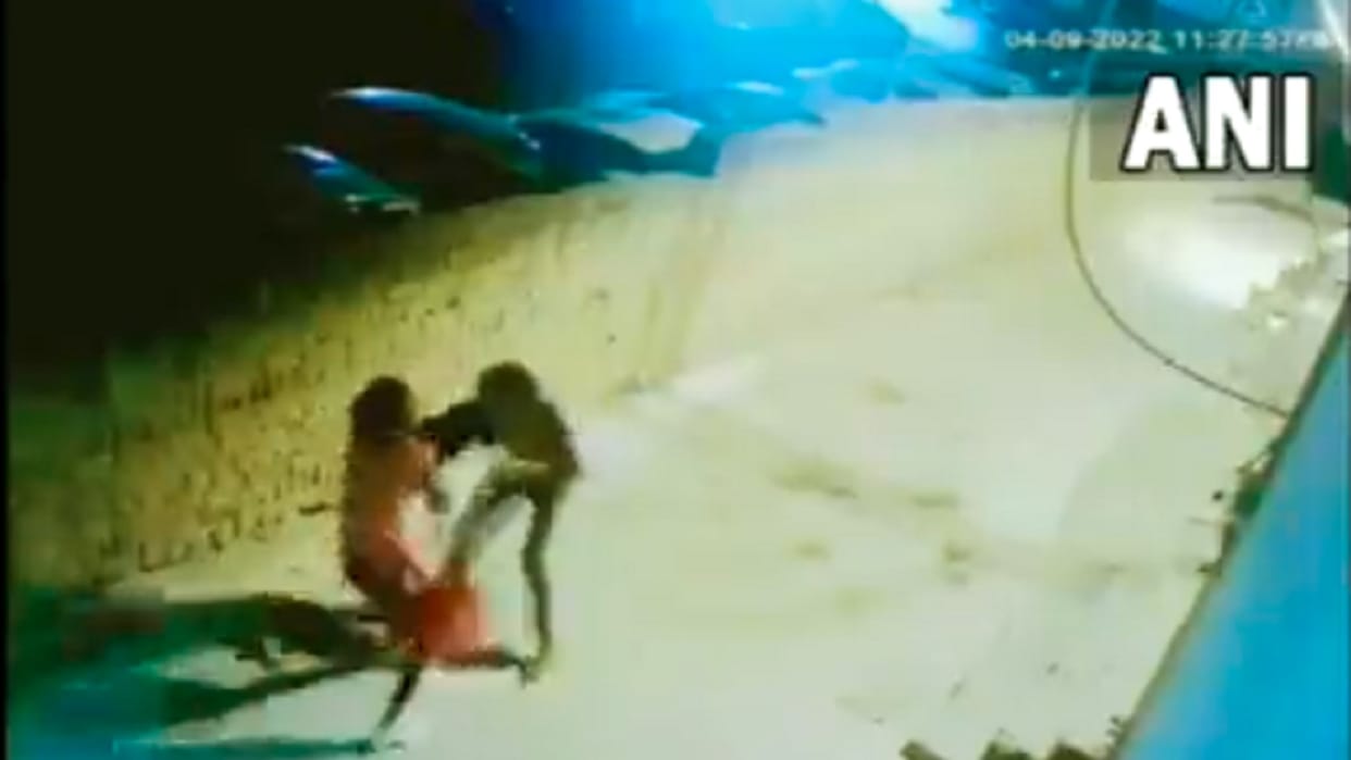 mobile snatcher ran away after the woman he snatched mobile from hits back in delhi