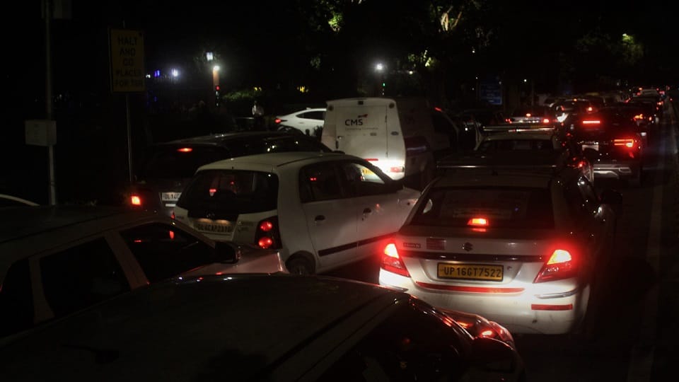 Traffic affected in all four directions of India Gate vehicles crawling on the roads