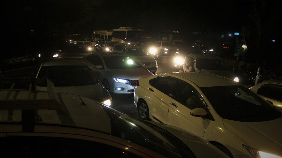 Traffic affected in all four directions of India Gate vehicles crawling on the roads