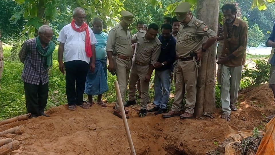 Digging the grave, the head of the head of the father-in-law's body was cut off.