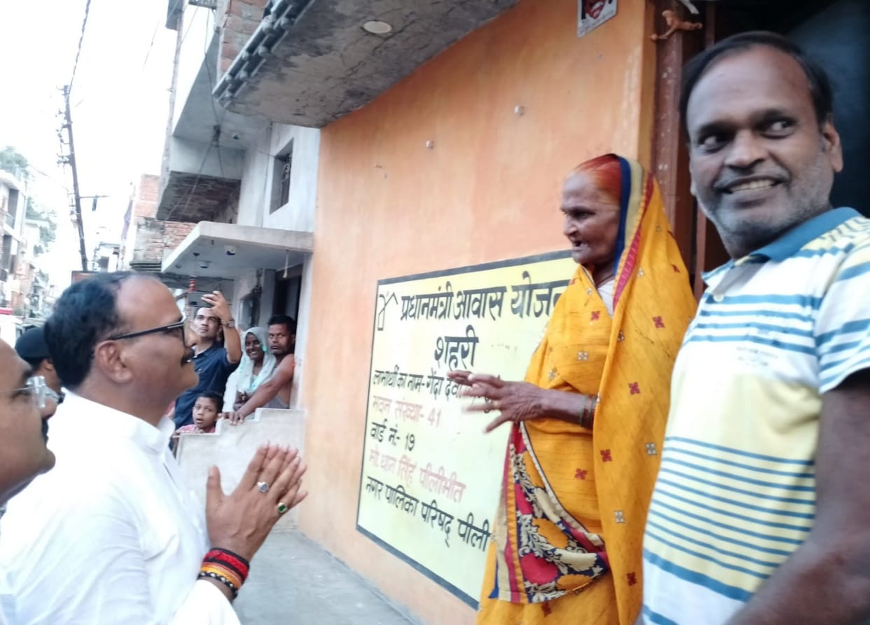 Deputy CM reached the slum after the review meeting in the collectorate
