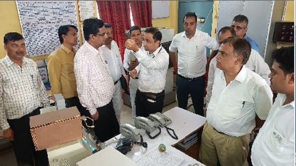 Chief Safety Officer inspected the railway track mainpuri news