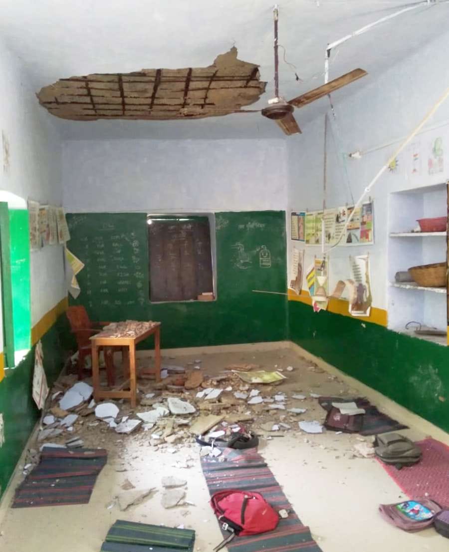 Mahoba: The plaster of the roof of the dilapidated school fell, the teacher and the student injured