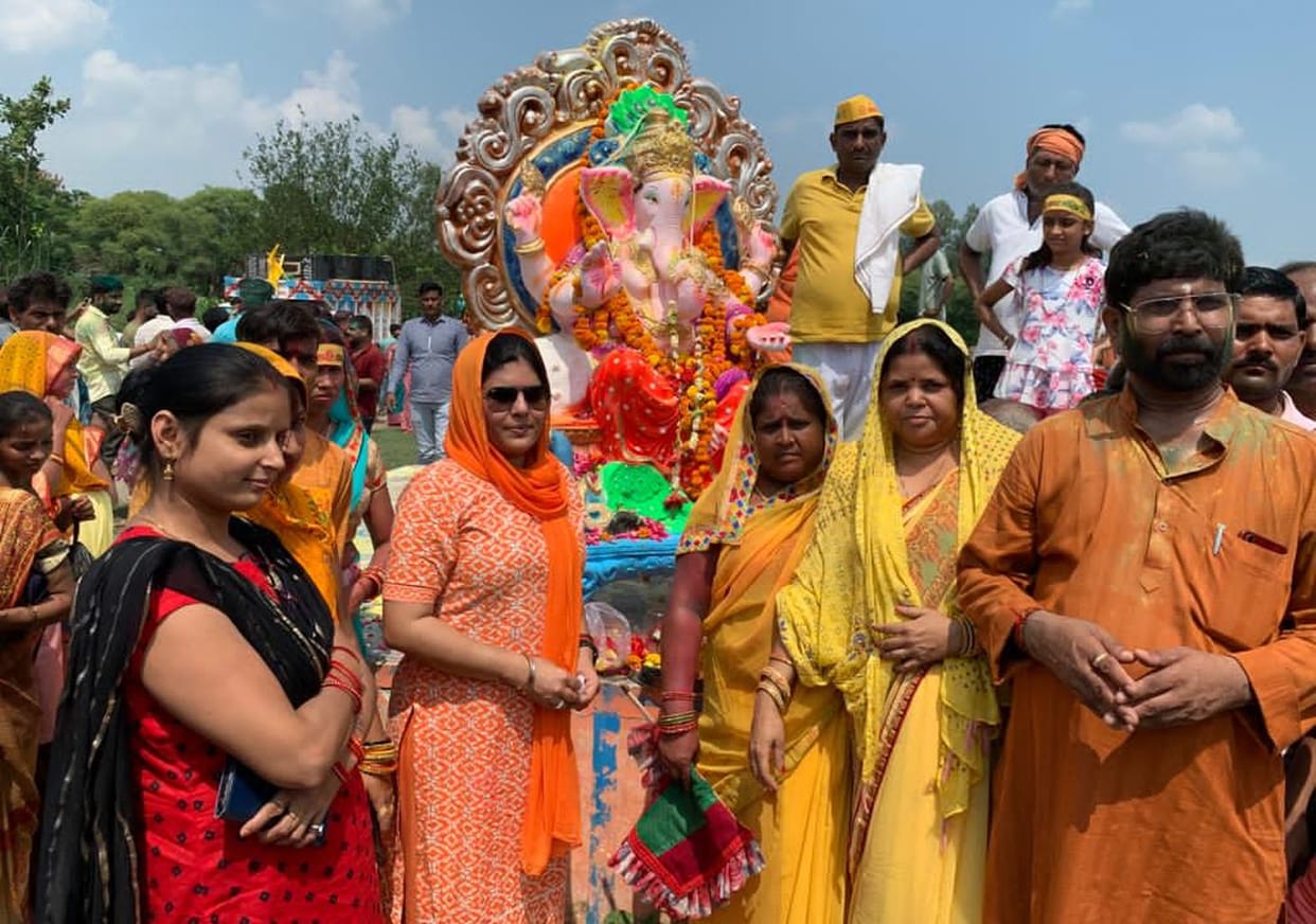 Plenty of gulal blown in the immersion tours, devotees flocked to the DJ with the idol