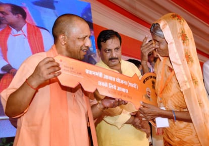 CM Yogi adityanath roared in Mukhtar ansari area said Mafia out of Hades and send them to jail,