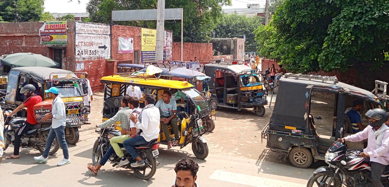 Auto drivers occupied the gate of civil hospital