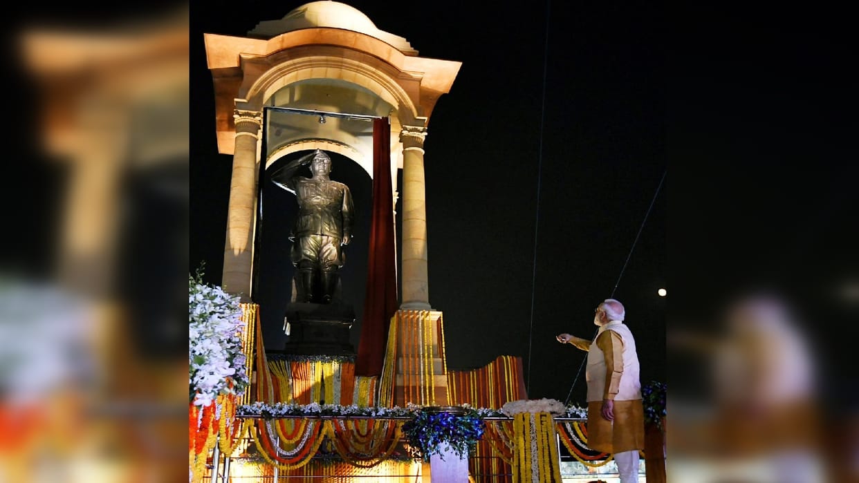 Journey of rock: 100 feet long truck 1665 km distance 42 tires torn stone of Netaji Bose statue reached Delhi