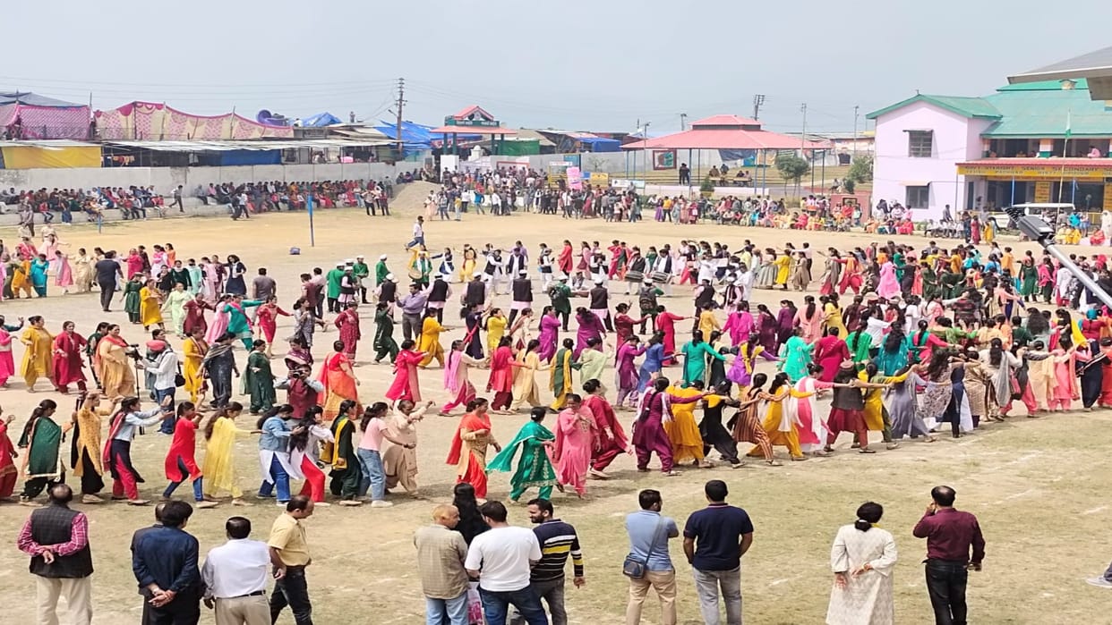 2,100 women performed together splendid Himachali Nati in Sarahan