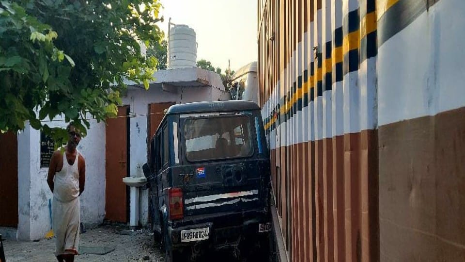 uncontrollable container entered the police post on Agra-Mathura highway