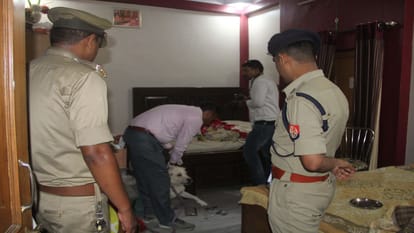 Robbery in Prayagraj A robber came wearing a burqa in a woman's dress