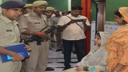 Robbery in Prayagraj A robber came wearing a burqa in a woman's dress