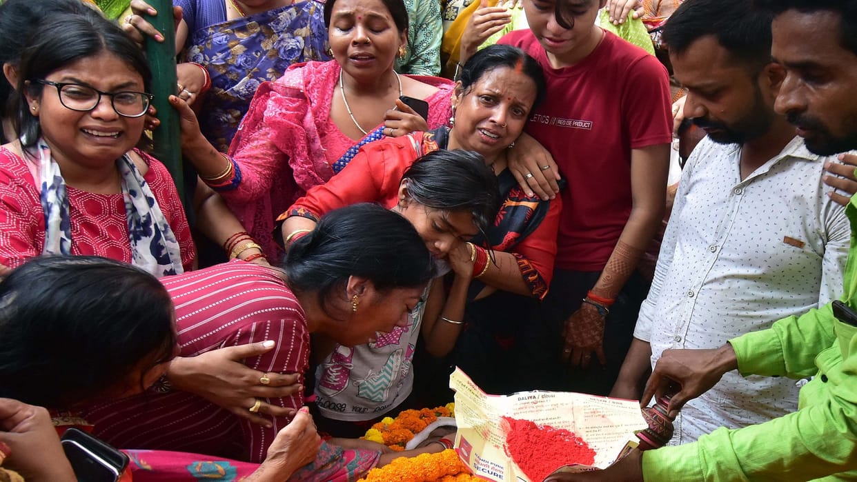 As soon as the people got up, every eye became moist, merchants kept shops closed in Muthiganj