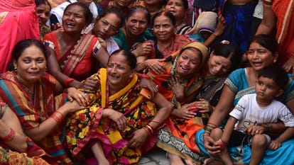As soon as the people got up, every eye became moist, merchants kept shops closed in Muthiganj