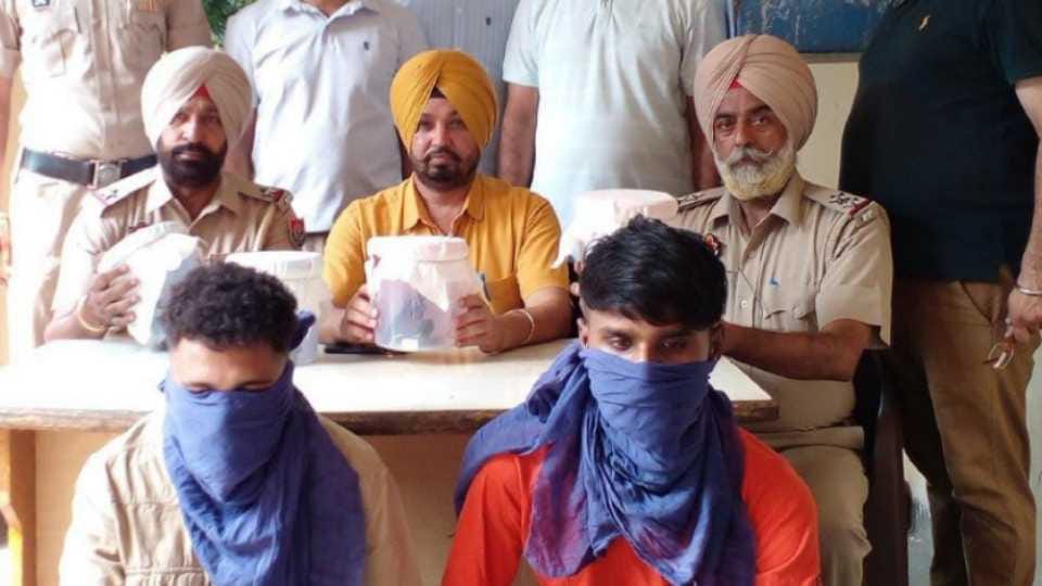 Police caught two operatives with four pistols in Amritsar of Punjab