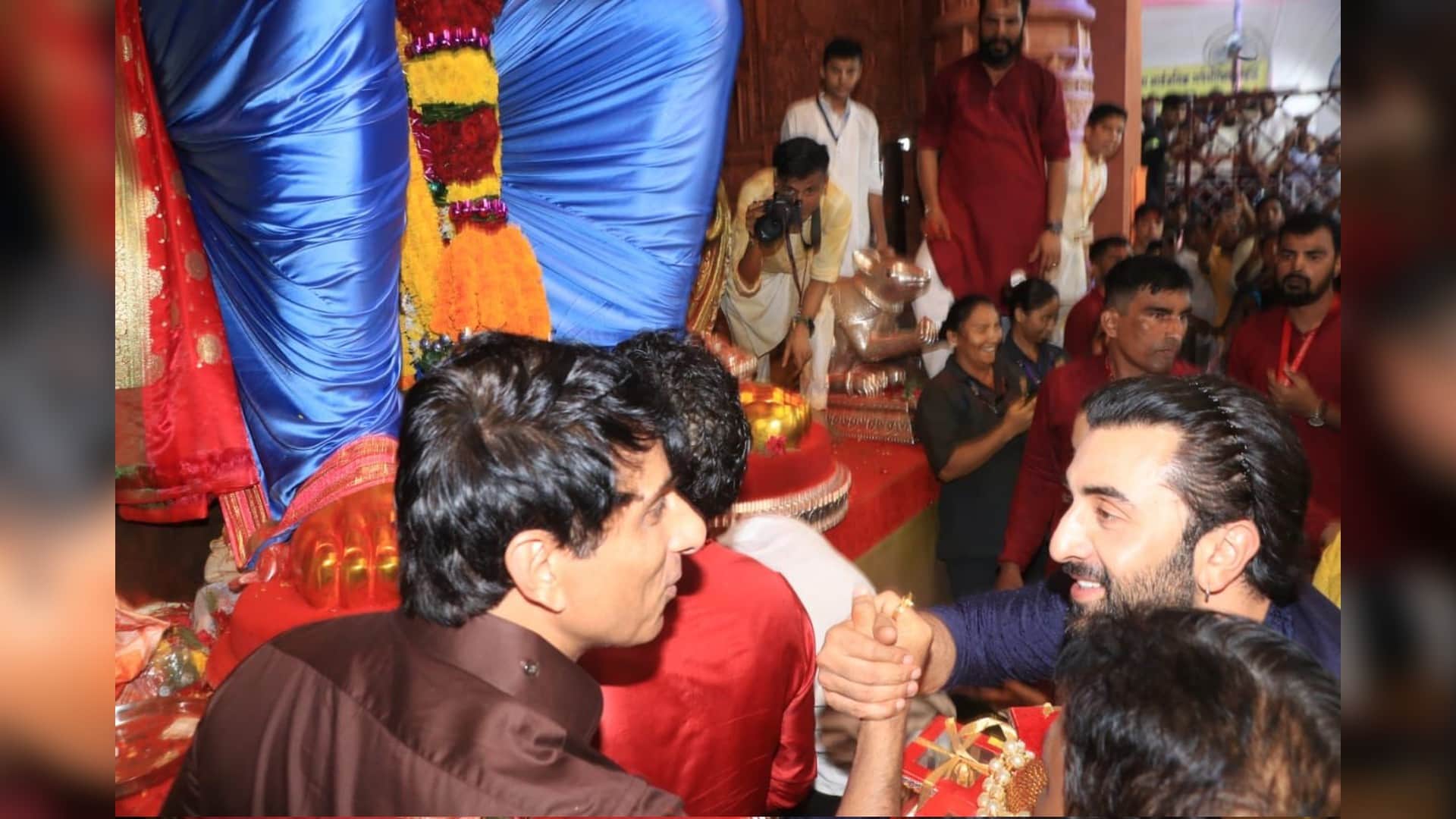 Brahmastra actor Ranbir Kapoor Director Ayan Mukerji seek blessings lalbaugcha raja before film Release