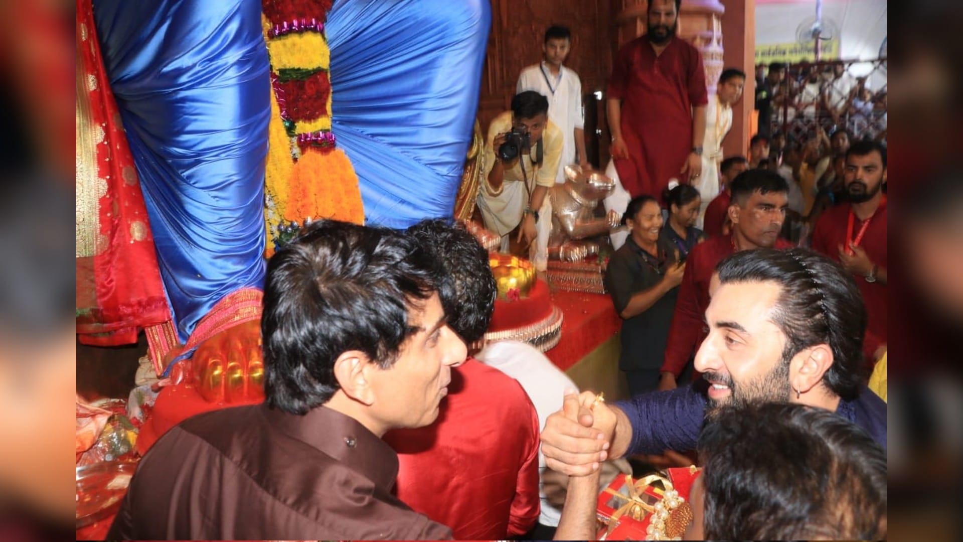 Brahmastra actor Ranbir Kapoor Director Ayan Mukerji seek blessings lalbaugcha raja before film Release