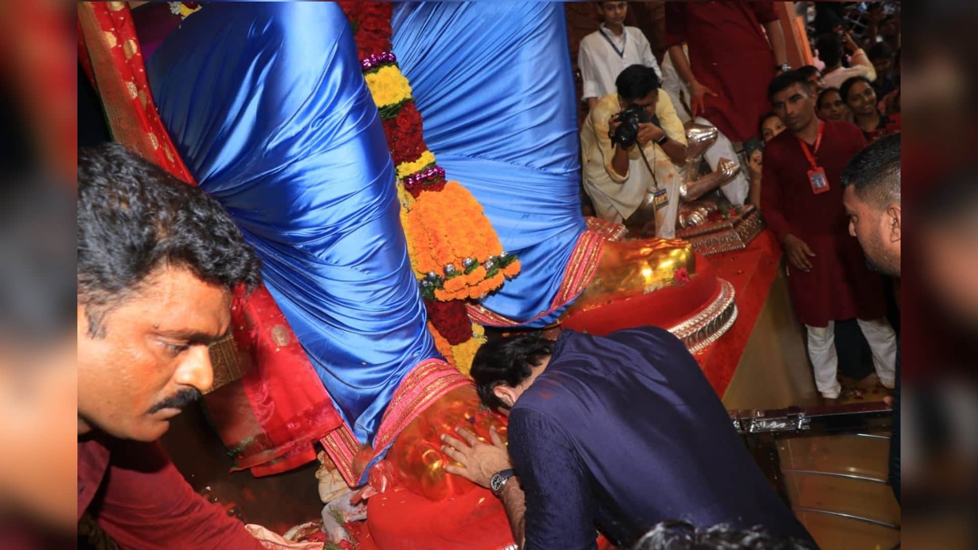 Brahmastra actor Ranbir Kapoor Director Ayan Mukerji seek blessings lalbaugcha raja before film Release