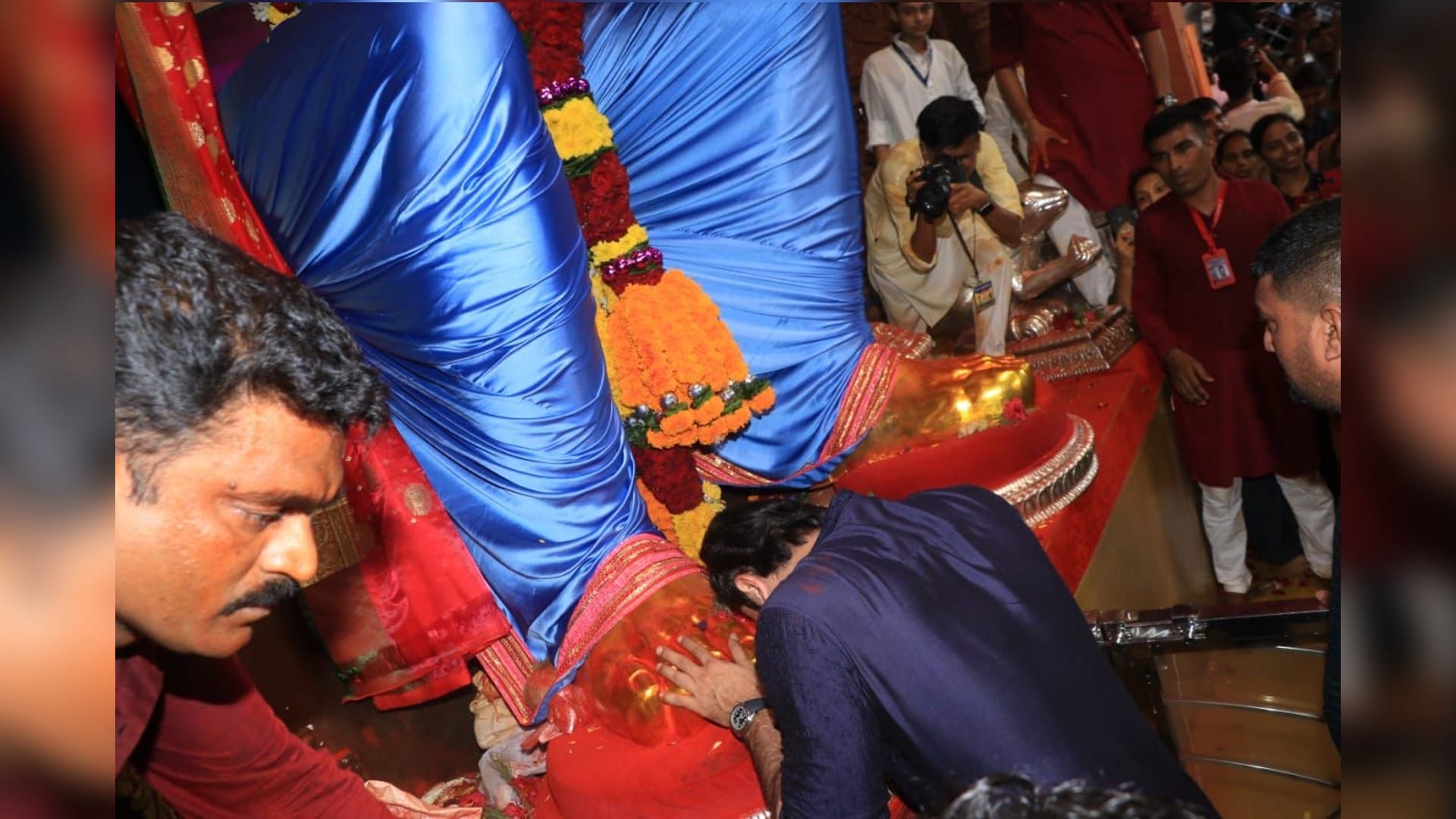Brahmastra actor Ranbir Kapoor Director Ayan Mukerji seek blessings lalbaugcha raja before film Release