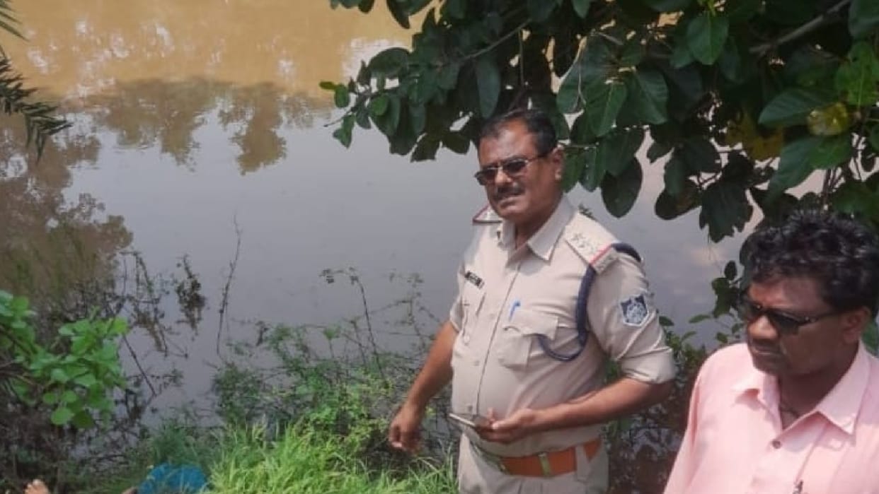 Father dies in front of son's eyes in Chhindwara, drowned due to being caught in a net while fishing
