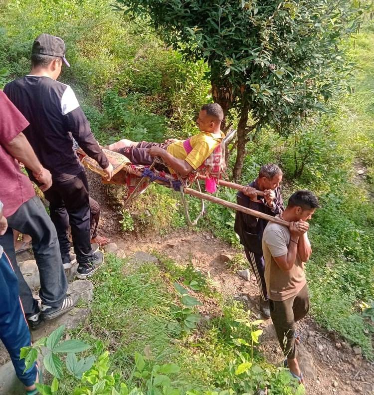 The injured person was taken to the hospital with the help of a chair