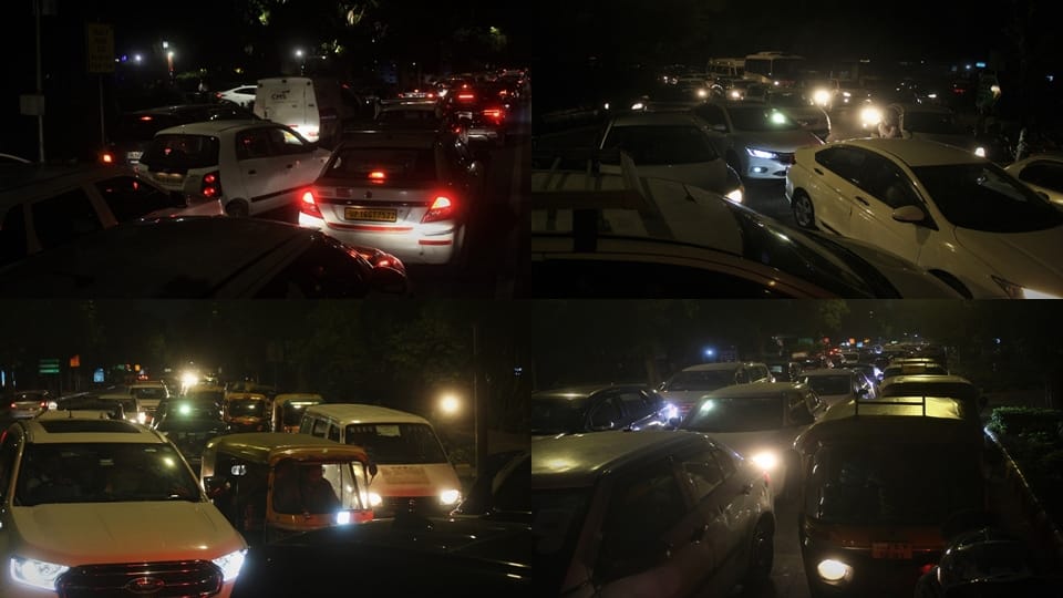 Traffic affected in all four directions of India Gate vehicles crawling on the roads