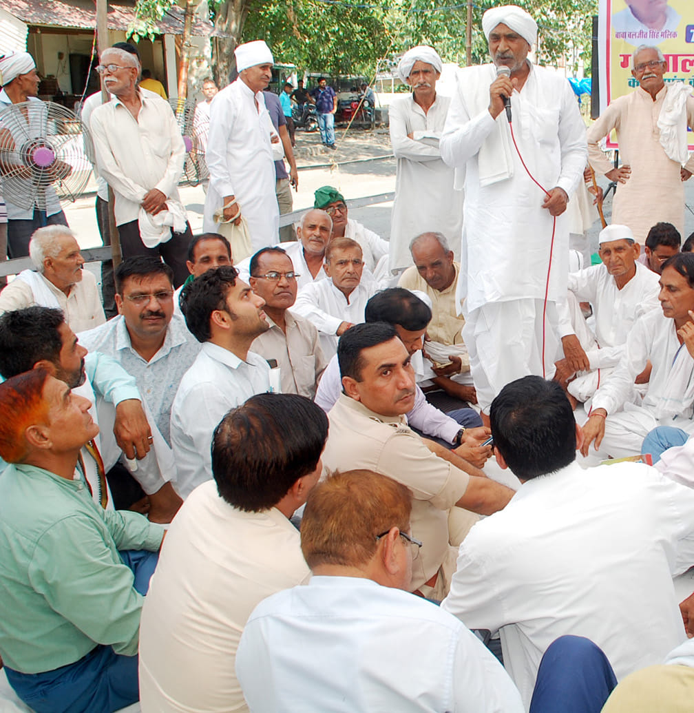 Farmers of 52 villages sitting on hunger strike, got up with a check of 9 crores