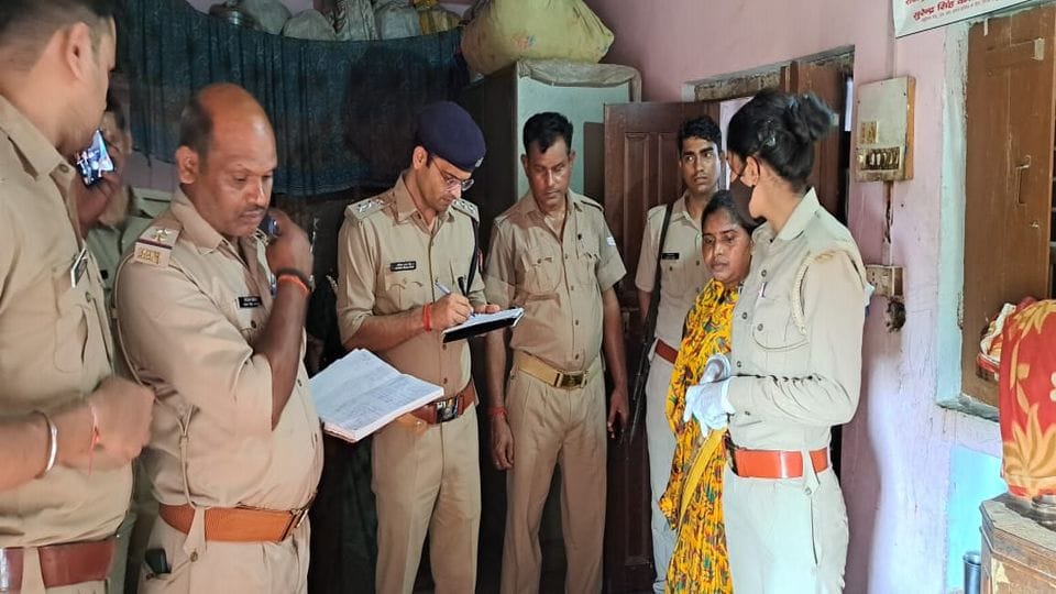 Woman body found hanging in the house in firozabad