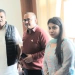 स्क्रीनिंग कमेटी सदस्य से मिलते कांग्रेस पदाधिकारी।