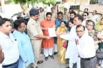सीओ को ज्ञापन देतीं गौरी पाठक व अन्य समर्थक।