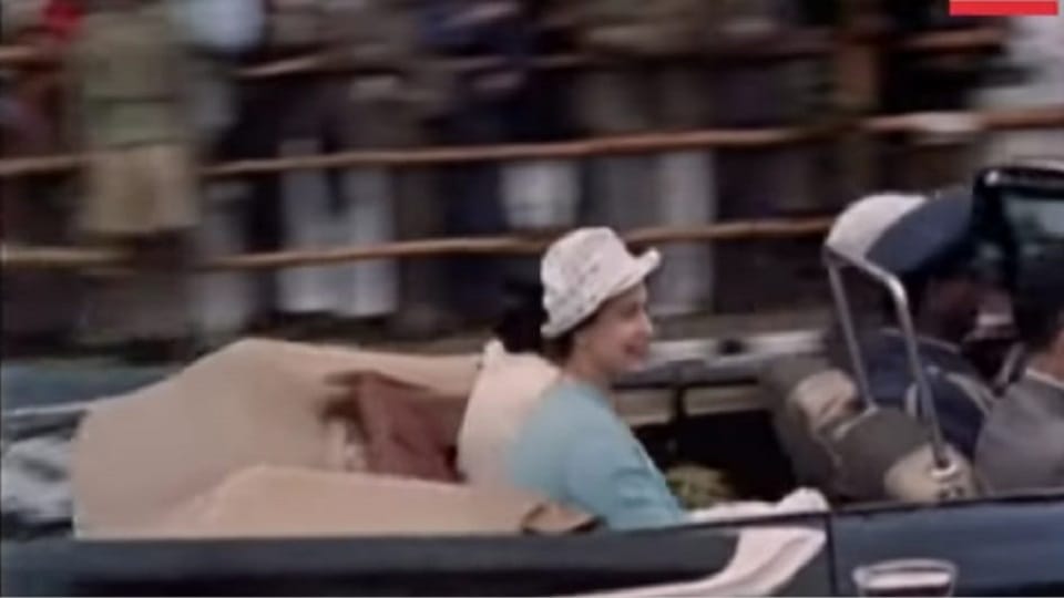 Queen Elizabeth came in an open car to see the Taj mahal agra