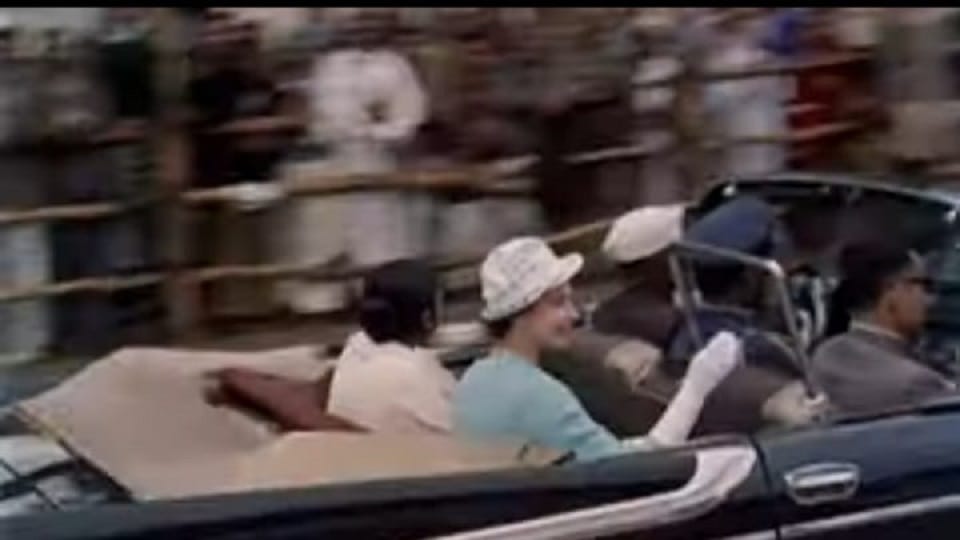 Queen Elizabeth came in an open car to see the Taj mahal agra