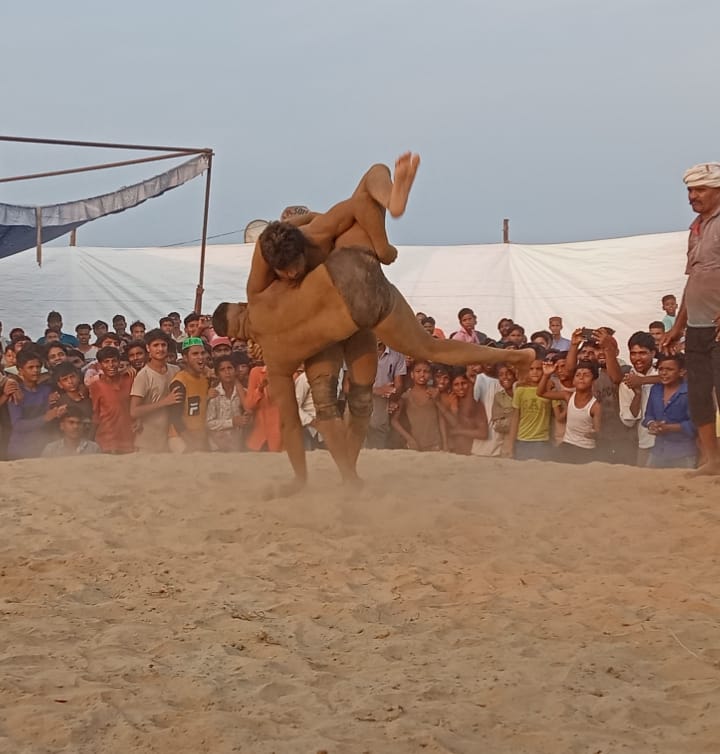 Alam of Chandausi beats a good wrestler of Dehradun