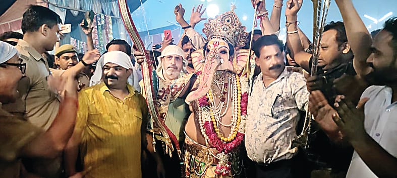 As soon as the arrow of Lord Ganesha hit, the effigy of the demon Narantak got burnt.