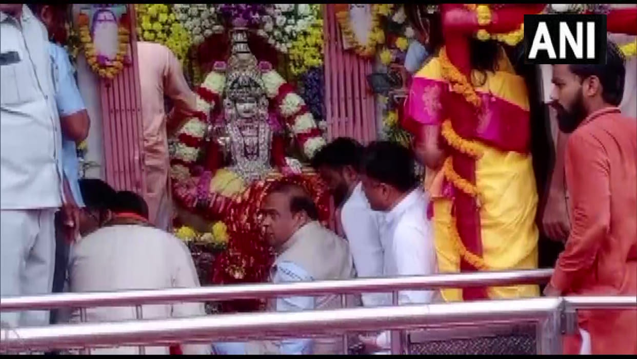 Telangana man tried to confront Assam CM Himanta Biswa Sarma by dismantling the mike on a stage at rally